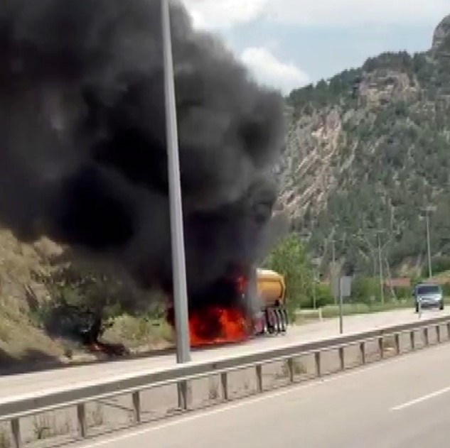 Seyir halindeki tır alev topuna döndü: Sürücü son anda kurtuldu - Resim : 1
