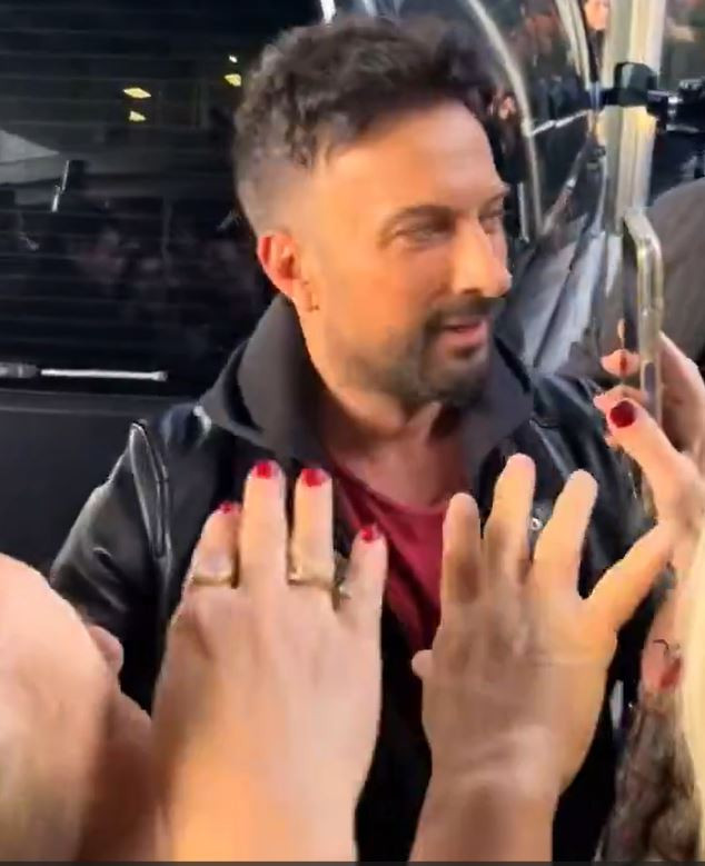 Megastar Tarkan yine g&ouml;n&uuml;lleri fethetti: Galeriye girip fotoğrafı bile kontrol etti - Resim : 3