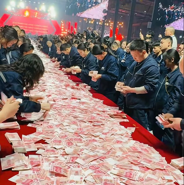 Şirket sahibi 1 milyar 140 milyon lirayı masaya yığdı: &ldquo;Taşıyabildiğiniz kadarını g&ouml;t&uuml;r&uuml;n&rdquo; dedi - Resim : 2