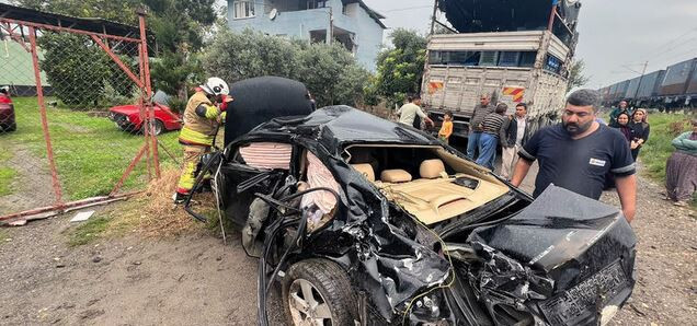 Hatay'da hemzemin geçitte tren otomobile çarptı: 2 yaralı - Resim : 1