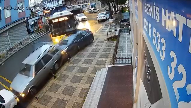 İETT otob&uuml;s&uuml; ortalığı birbirine kattı - Resim : 1