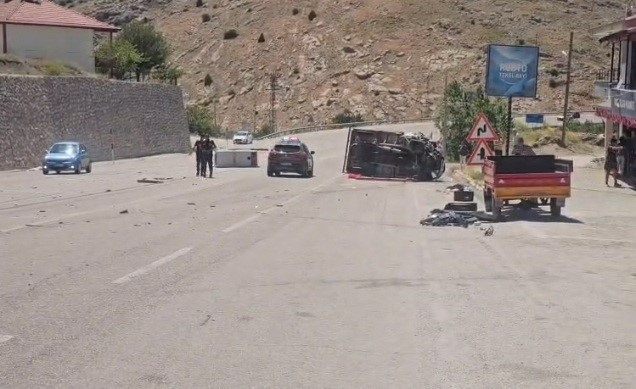 Kazayı görenler gözlerine inanamadı: Malatya karayolunda dehşet anları: 3 yaralı - Resim : 2