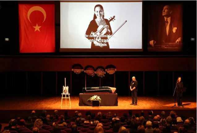 İzmir Devlet Senfoni Orkestrası sanat&ccedil;ısı Deniz &Ouml;zasker son yolculuğuna uğurlandı - Resim : 4