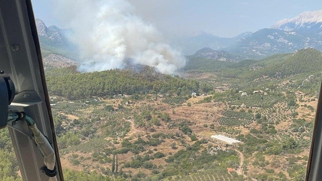 Antalya'da orman yangını: Havadan ve karadan müdahale sürüyor - Resim : 1