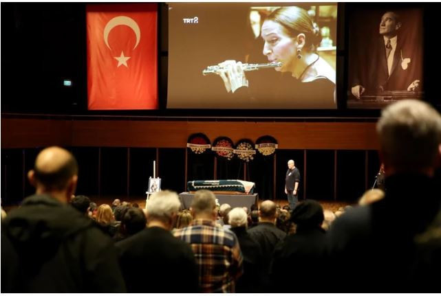 İzmir Devlet Senfoni Orkestrası sanat&ccedil;ısı Deniz &Ouml;zasker son yolculuğuna uğurlandı - Resim : 5