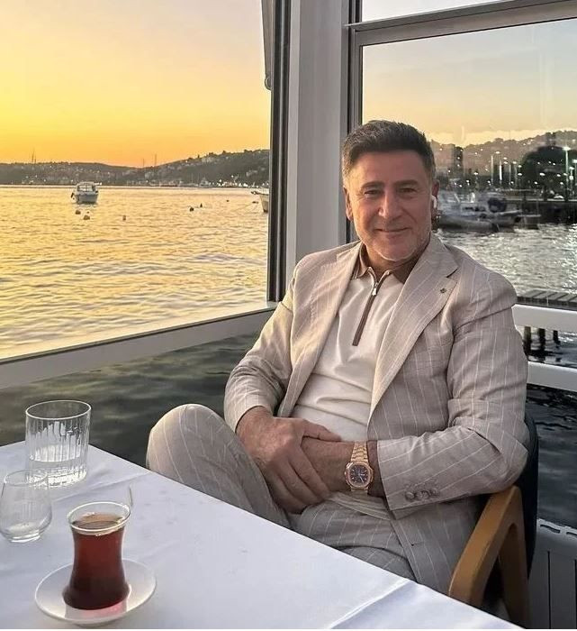 İzmir’den İstanbul’a aşk gezisi: 9 çocuk babası İzzet Yıldızhan eşi Ajda ile Galataport İstanbul’da yürüyüşte yakalandı - Resim: 14