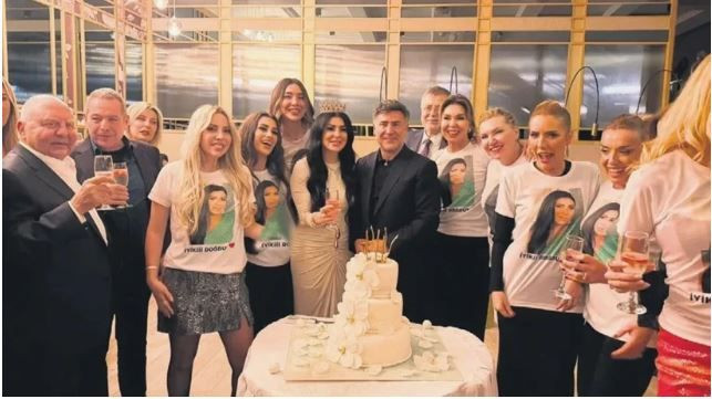 İzmir’den İstanbul’a aşk gezisi: 9 çocuk babası İzzet Yıldızhan eşi Ajda ile Galataport İstanbul’da yürüyüşte yakalandı - Resim: 22