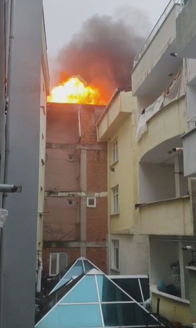 5 katlı binanın en üst katı alevlere teslim oldu: Çatıda can pazarı - Resim : 1
