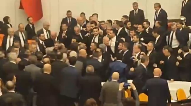 Meclis'te Akın Gürlek protestosu - Resim : 2