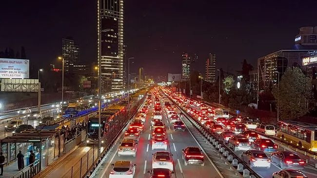 İstanbul'da eve dönüş çilesi: Trafik yüzde 89'a ulaştı, işte detaylar - Resim: 4