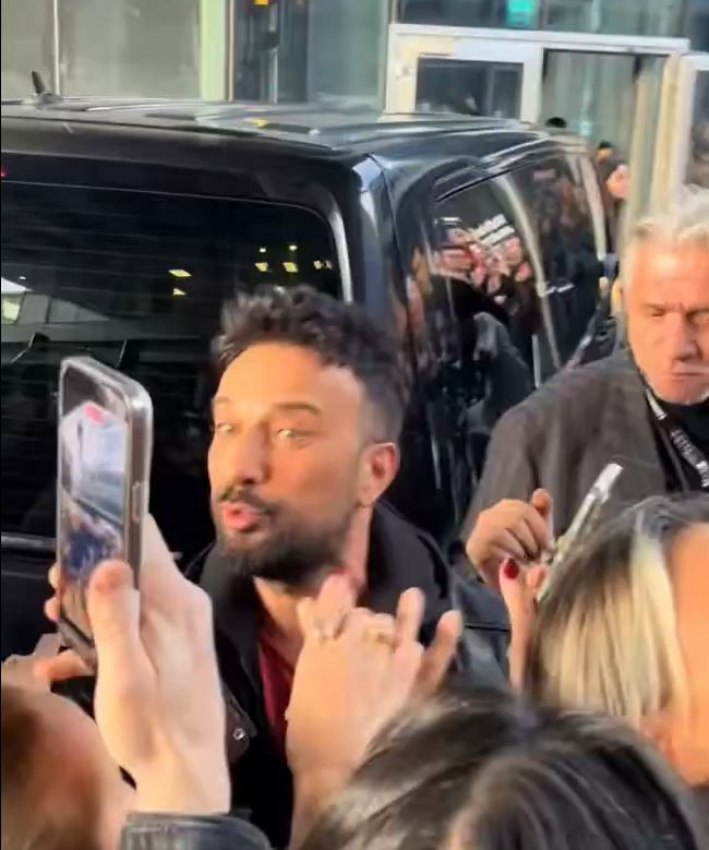 Megastar Tarkan yine g&ouml;n&uuml;lleri fethetti: Galeriye girip fotoğrafı bile kontrol etti - Resim : 1
