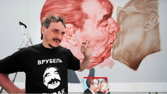 Berlin Duvarı önünde öpücük partiyi karıştırdı: AKP'li meclis üyesi Mehmet Ergüneş eşiyle dudak dudağa! - Resim: 16