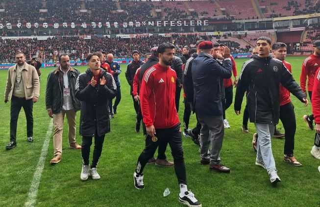 Türkiye'de şampiyonluk maçı öncesi saha karıştı: Maç sonucuna herkes şaştı kaldı - Resim: 2