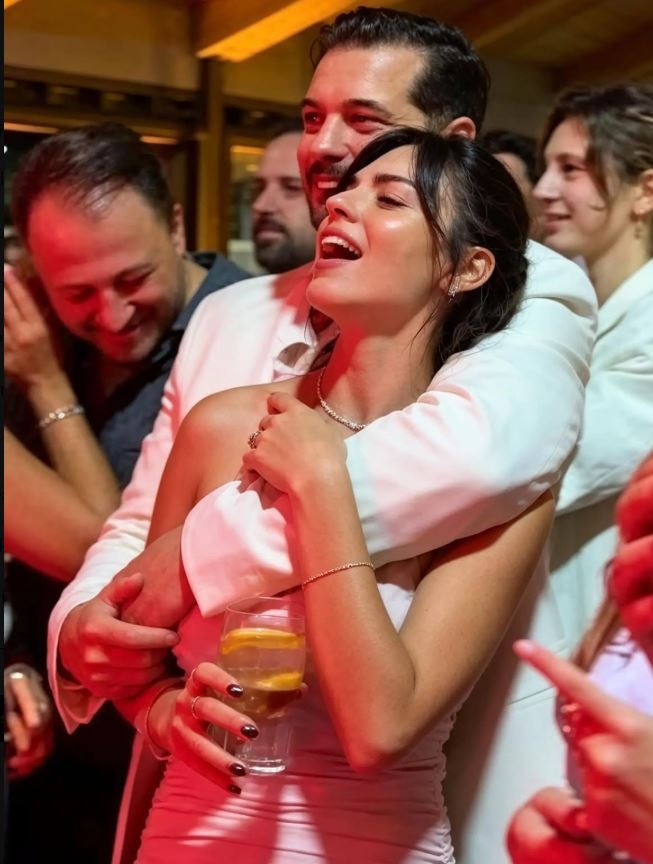 Düğünde aşk rüzgarı: Çağatay Ulusoy ve Aslıhan Malbora’nın karelerine beğeni yağdı - Resim : 2