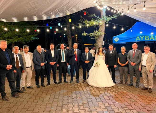 AK Partili başkan oğlunun düğün davetiyesine kendi resmini bastırdı - Resim : 1