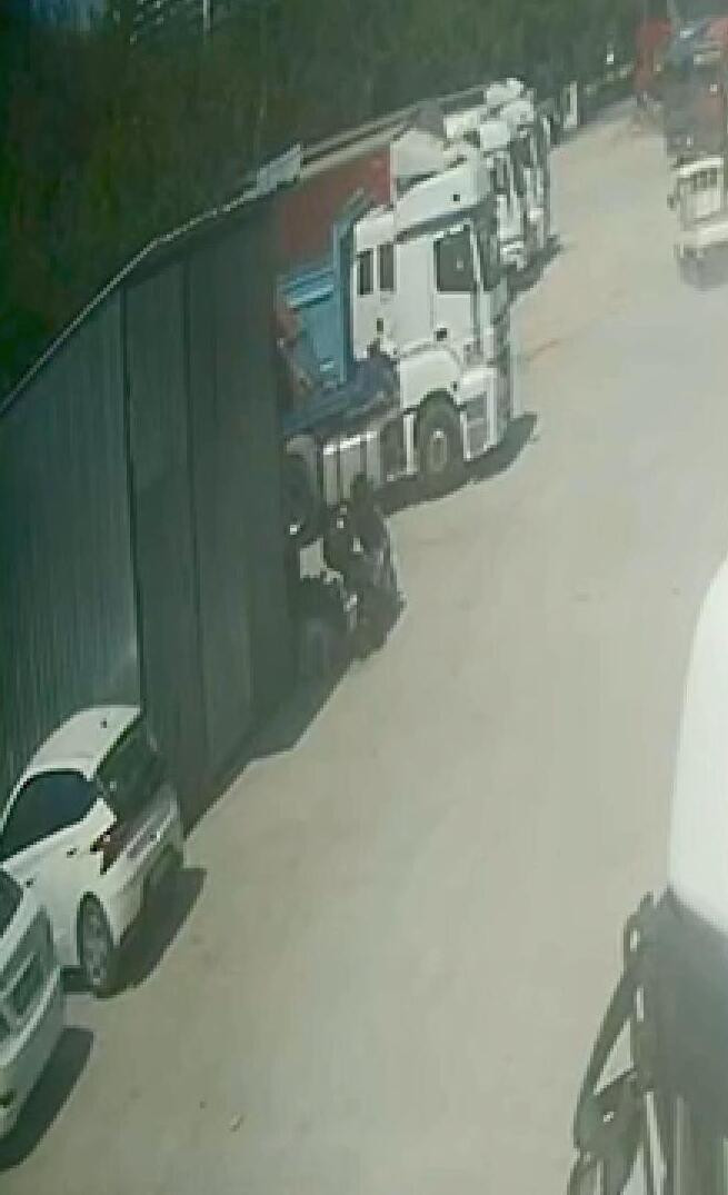 Hırsızların gece mesaisi: Bakır kabloları kamyonete yüklediler - Resim : 1