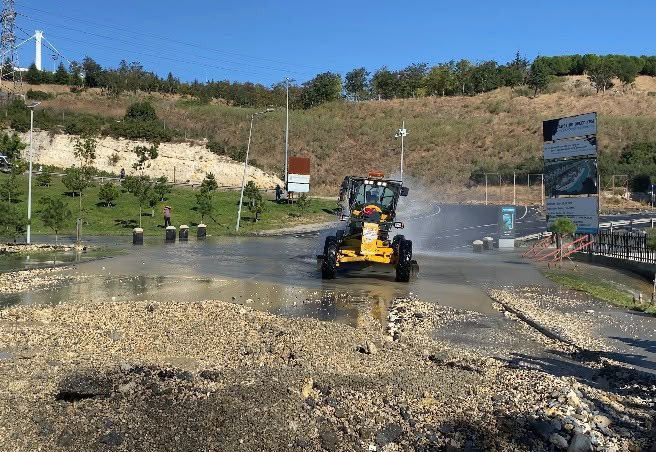 İSKİ borusu patladı, yol çöktü - Resim : 3