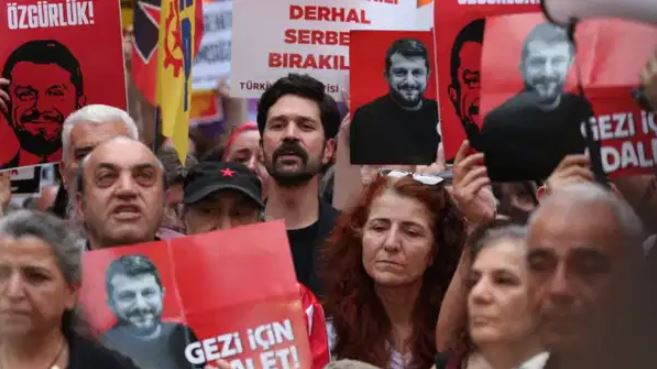 Polis ablukasındaki Taksim'de Gezi anması: Vatandaşlar 13. yılda bir araya geldi - Resim : 2