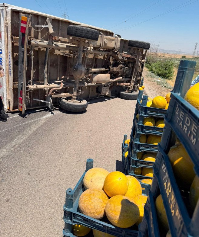 2 ton kavun yola saçıldı: Gaziantep’te korkutan kaza - Resim : 2