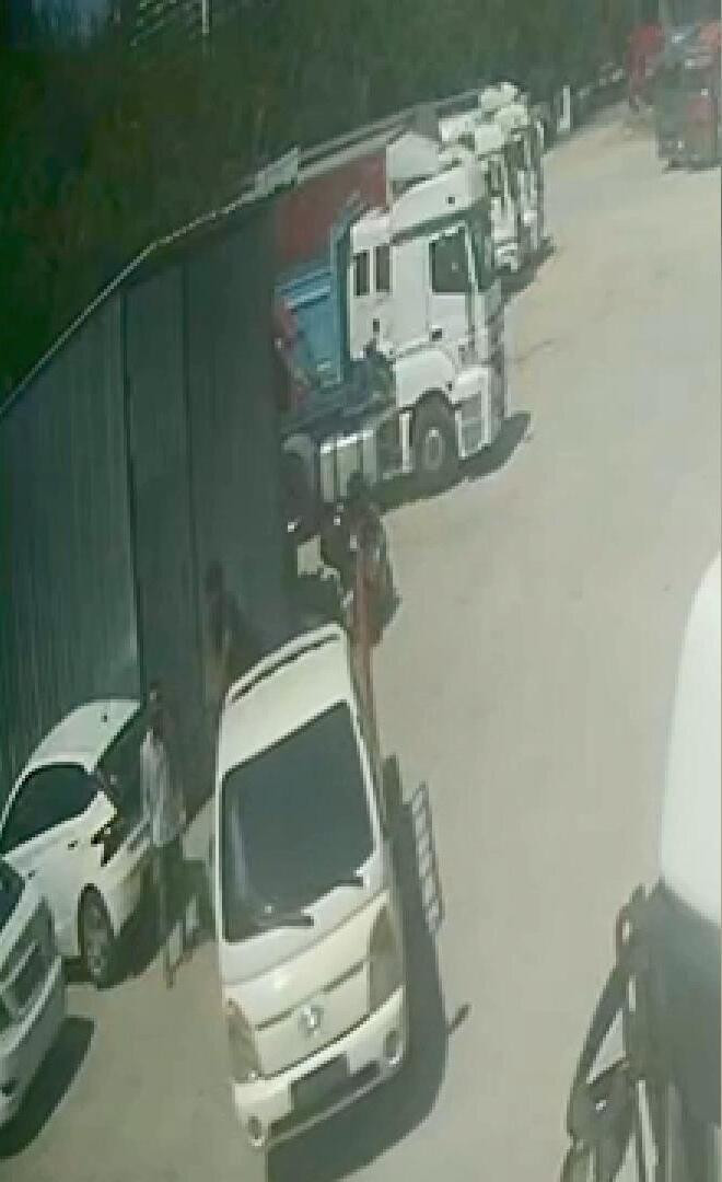 Hırsızların gece mesaisi: Bakır kabloları kamyonete yüklediler - Resim : 3