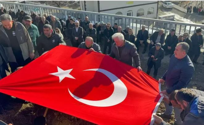 Kansere yenik düşen eski futbolcu toprağa verildi - Resim : 3