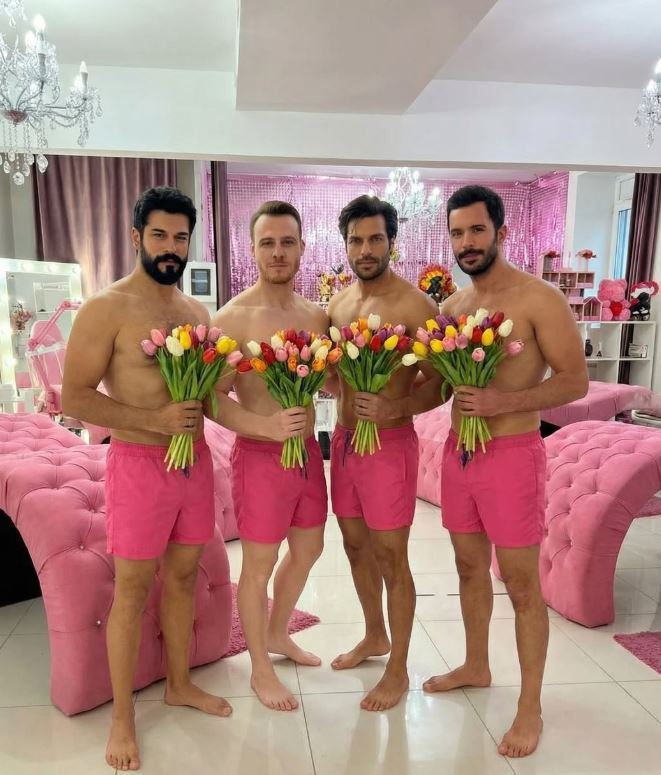 Moskova’daki salon 8 Mart’ı Türk oyuncularla kutladı: Sosyal medya bu kareleri konuşuyor - Resim : 1