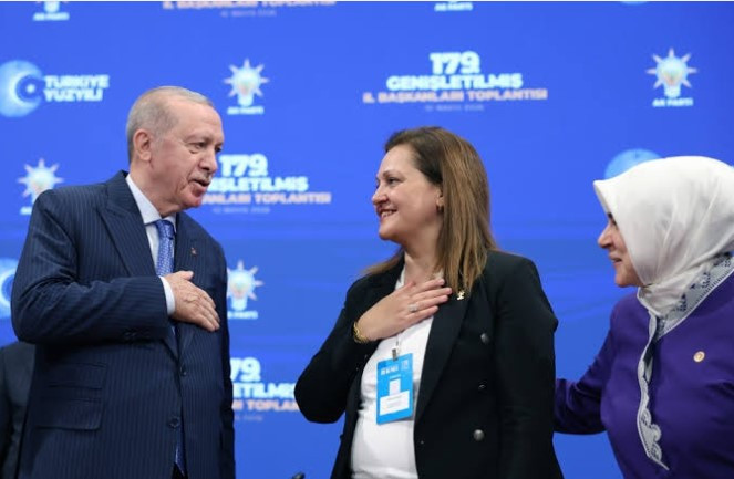 CHP'den istifa edip AK Parti'ye geçmişti: Makam odasında dikkat çeken değişiklik - Resim : 2