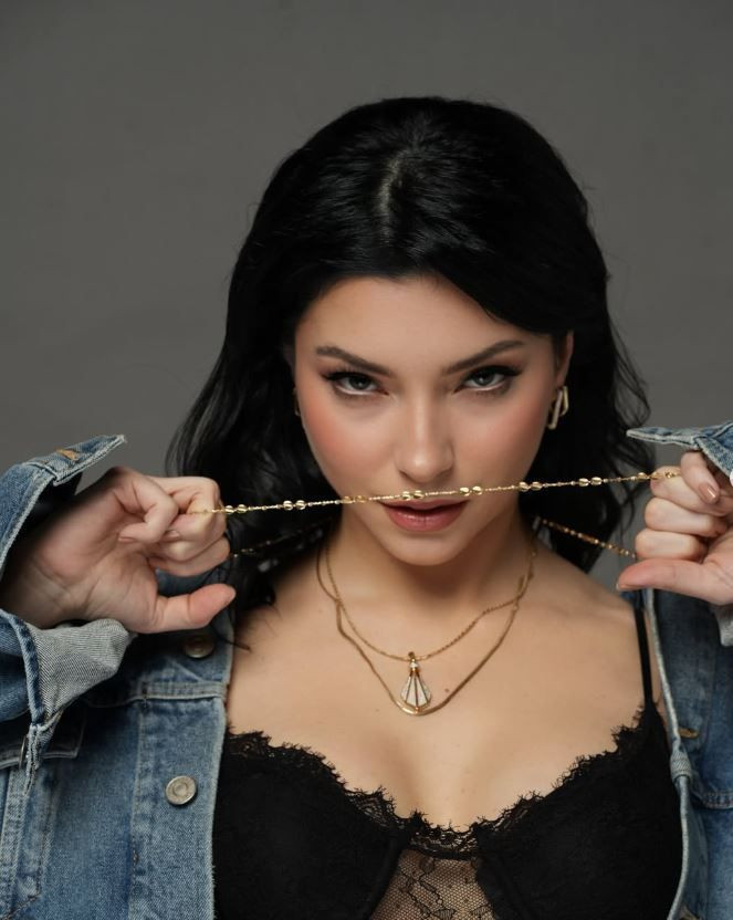 Acemi Cadı’nın Ayşegül’ü Merve Boluğur kendini tiye aldı: ‘Al şu parayı erkek seçimlerimi düzelt lütfen!’ - Resim: 1