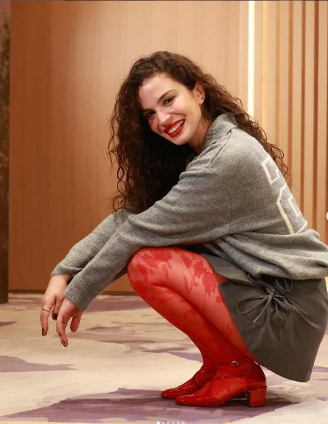 Dekor felaketi: Sahnede korku dolu anlar! Aslı Bekiroğlu'nun kafasına kapı düştü - Resim: 20