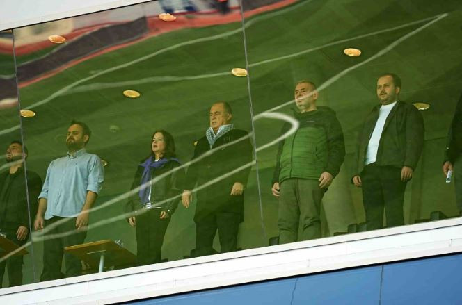 S&uuml;per Lig trib&uuml;nlerinde Terim s&uuml;rprizi: Levent Şahin&rsquo;e ilk ma&ccedil; desteği - Resim : 1