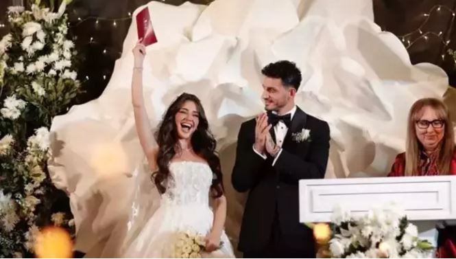 Gönül Dağı'nın Asuman'ı Hazal Çağlar ve Milli Futbolcu Samet Akaydın evlendi! 'Çayır Biçiyom Çayır' çaldı; Barış Alper Yılmaz ile damat kendinden geçti - Resim : 3