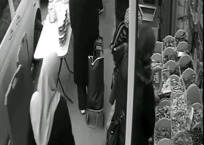 İstanbul&rsquo;da bayramlık vurgunu: &Ccedil;ikolata ve kıyafetleri &ccedil;aldılar - Resim : 2