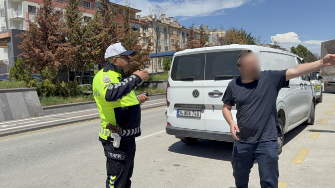 Ters yöne girdi cezayı yedi... Pişkince polise kızdı - Resim : 1