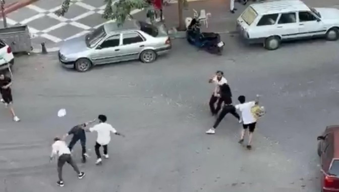 Suriyeliler mahalleyi Şam'a çevirdi: Ortalık bir anda savaş alanına döndü - Resim : 2