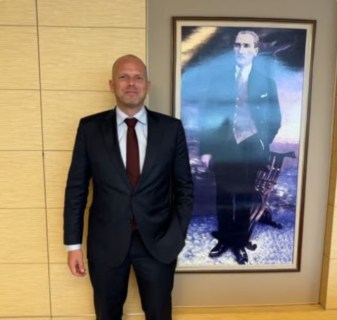 Atatürk portresi önünde verdiği poz tartışılan Belçikalı Savunma Bakandan Francken'den yeni fotoğraf - Resim : 2