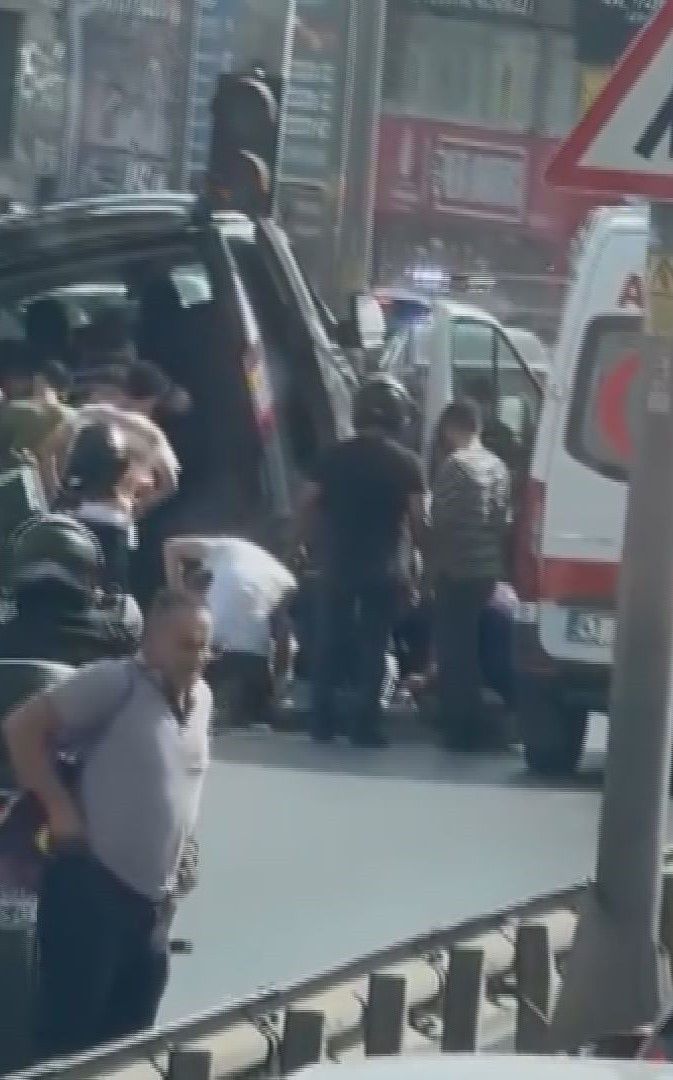 D-100 otoyolda araç bariyerlere ok gibi saplandı: Yaralılar var - Resim : 4