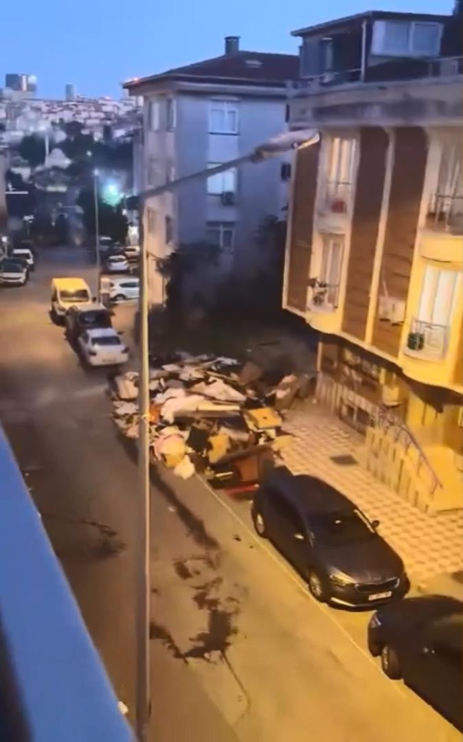 İstanbul Kağıthane’de balkonda aç kalan kediler sayesinde sahibinin öldüğü fark edildi - Resim : 1