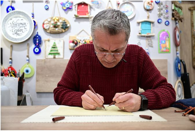 Kaligrafi sanat&ccedil;ısı &uuml;&ccedil; ileri tekniği tek performansta birleştirdi - Resim : 2