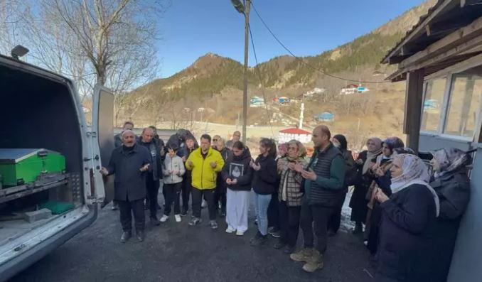 Kansere yenik düşen eski futbolcu toprağa verildi - Resim : 1