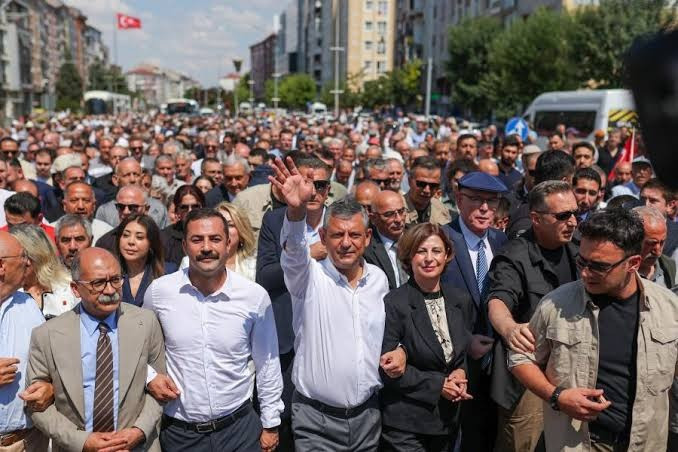 Özgür Özel Bursa'ya gidiyor: İşçi, esnaf ve üreticilerle buluşacak - Resim : 1