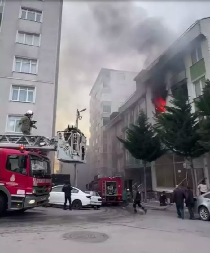 Maltepe'de yangın: Mahsur kalan 4 kişi son anda kurtartıldı - Resim : 1
