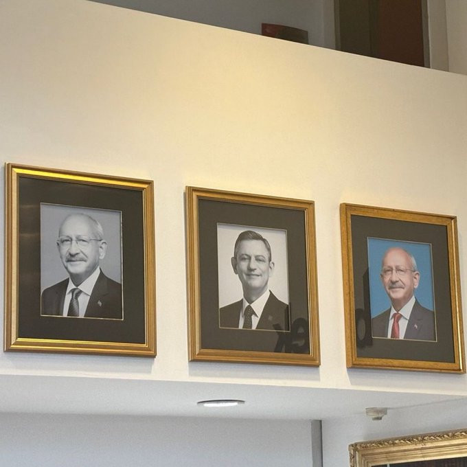 Özgür Özel’in portresi "Eski Genel Başkanlar" bölümüne asıldı, Kılıçdaroğlu'nun fotoğrafı renkli olarak yer aldı - Resim : 1