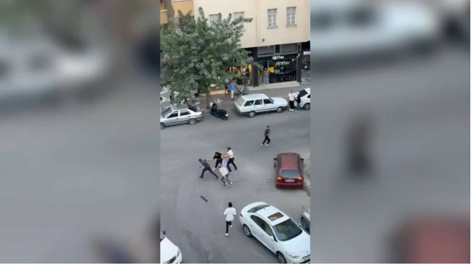 Suriyeliler mahalleyi Şam'a çevirdi: Ortalık bir anda savaş alanına döndü - Resim : 1
