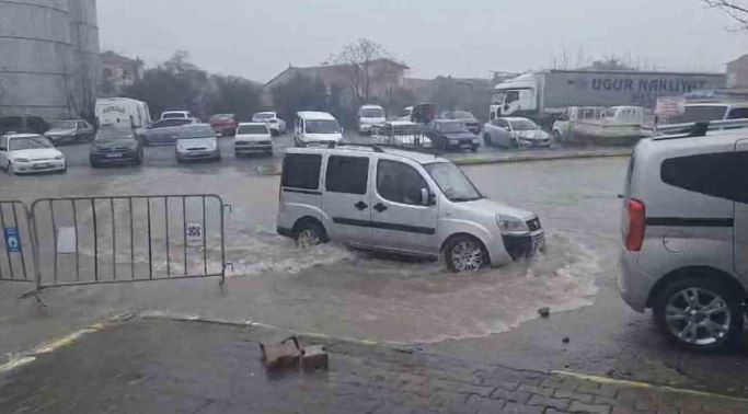 Sağnak yağış Balıkesir'i göle çevirdi: Pazar yolu kapandı - Resim : 1