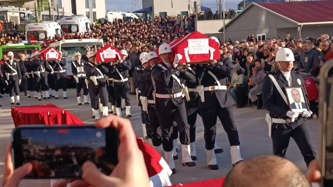 Türkiye, Yalova şehitlerini uğurluyor! Tabuta sarılıp ağladılar... - Resim : 2