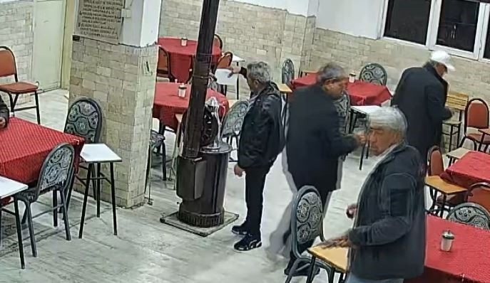 &lsquo;G&uuml;zel koksun&rsquo; diye d&ouml;kt&uuml;: Kıraathane &rsquo;de ortalık cehenneme d&ouml;nd&uuml; - Resim : 1