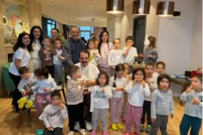 Batum’da sürpriz buluşma: İbrahim Tatlıses kırmızı bültenle aranan Galip Öztürk ile aynı karede; 20 çocuk detayı dikkat çekti - Resim : 1