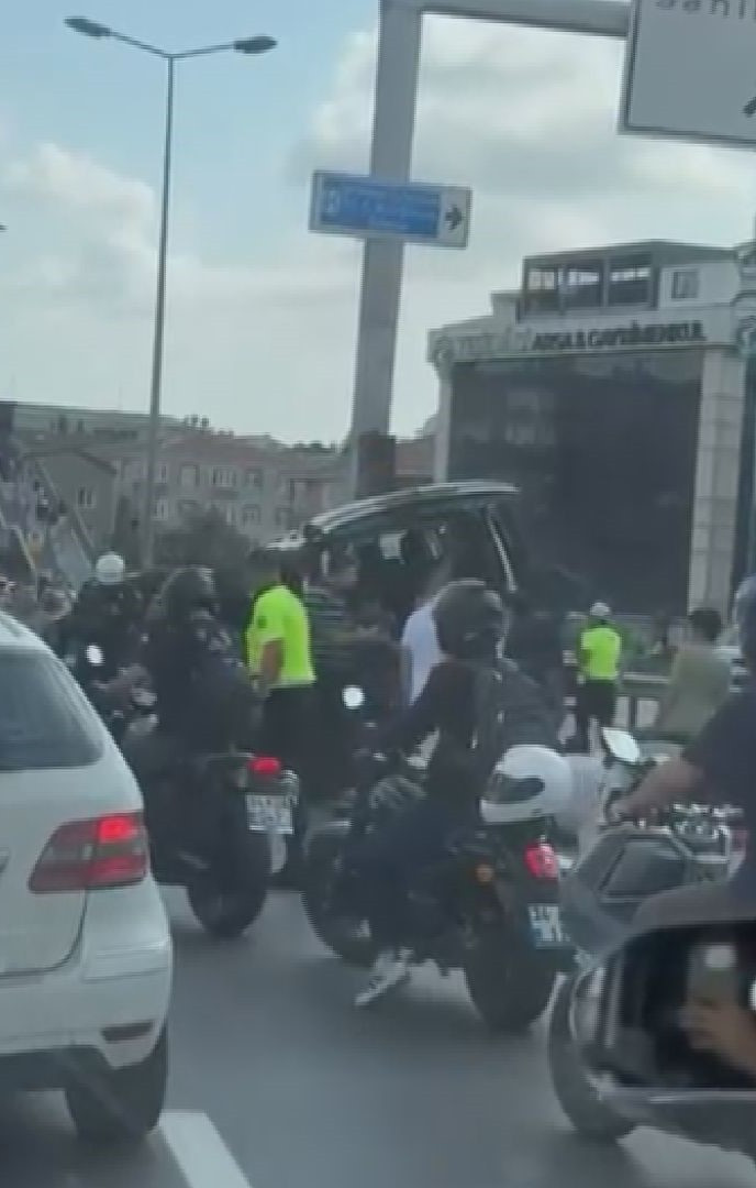 D-100 otoyolda araç bariyerlere ok gibi saplandı: Yaralılar var - Resim : 2