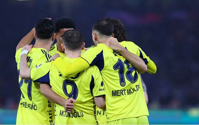 Fenerbahçe'de gelecek sezonun ilk bileti kesildi: Ayrılık listesi netleşiyor - Resim: 1
