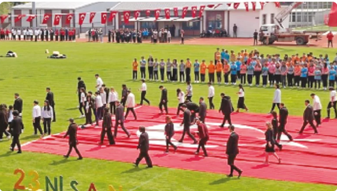 Türk Bayrağı'nı 5'e bölüp yere serdiler, şuursuzluğu daniskası - Resim : 1